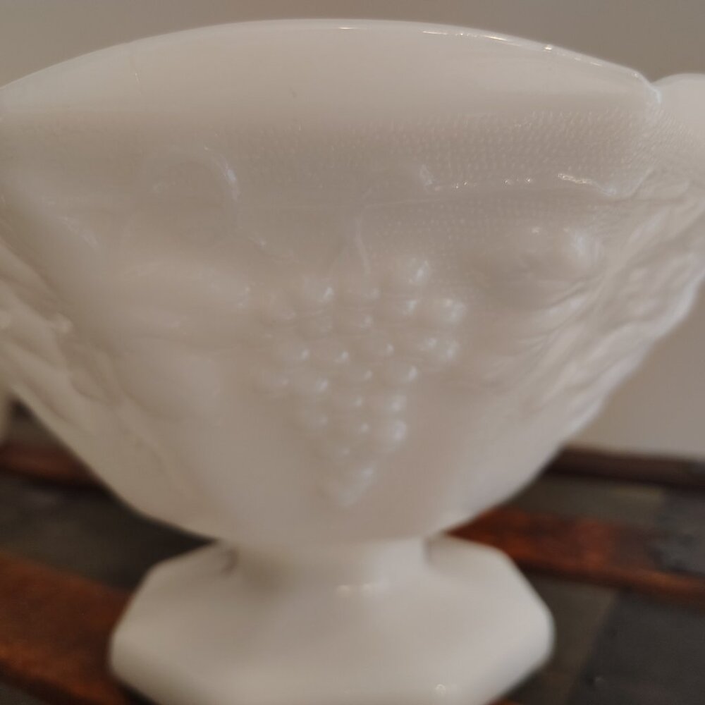 Vintage Milkglass Fruit Bowl - Picture 5 of 5
